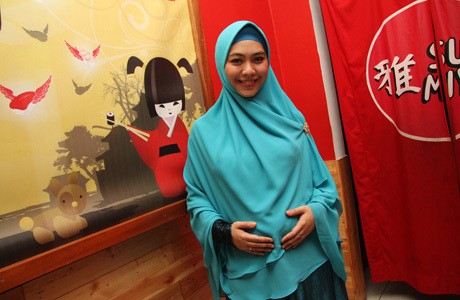 Hamil 6 Bulan, Oki Setiana Dewi Lebih Dimanjakan Suami