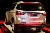  Isuzu MU-X yang merupakan versi SUV dari pikap Isuzu D-Max ini tersedia dalam 2 pilihan mesin, di antaranya mesin 2.5 liter dengan 177 hp, dan mesin 3.0 liter turbo diesel dengan 136 hp.