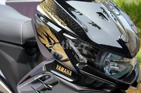 Di cover body depan motor ini disematkan striping kepala Garuda yang merefleksikan kegagahan dan kewibawaan.