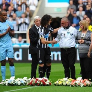 Suporter Newcastle Beri Penghormatan di Menit ke-17 untuk Korban MH-17