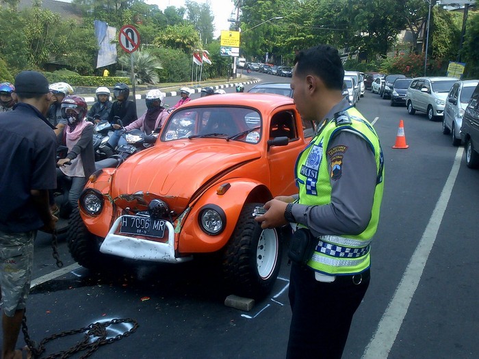 Mobil Gubernur Ganjar Penyok Tertabrak VW yang Dikendarai WN Perancis