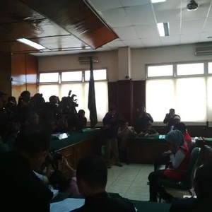 Riuhnya Suasana Ruang Sidang Saat 2 Terdakwa Pembunuh Ade Sara Diadili