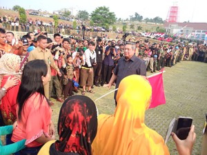 Warga Heboh Saat SBY Ikut Nonton Balap Bakiak Hingga Tarik Tambang