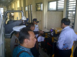 Uji Kir Kedaung Angke Ditutup, Sopir Rela Antre 12 Jam di Ujung Menteng