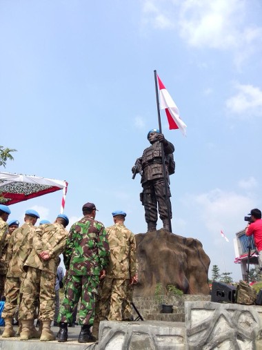 Gagah! Patung Pasukan Perdamaian Ini Berdiri Menatap Kawasan Cibinong