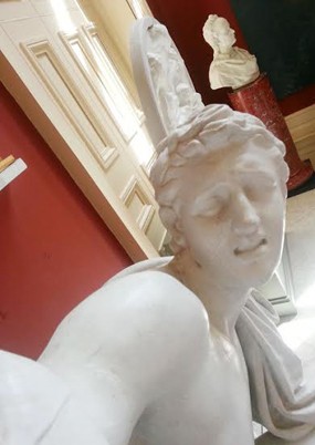 Patung Yunani-Romawi Ini Juga Demam Selfie