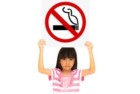 Pasang Surut Kemesraan Anak-anak Indonesia dengan Rokok