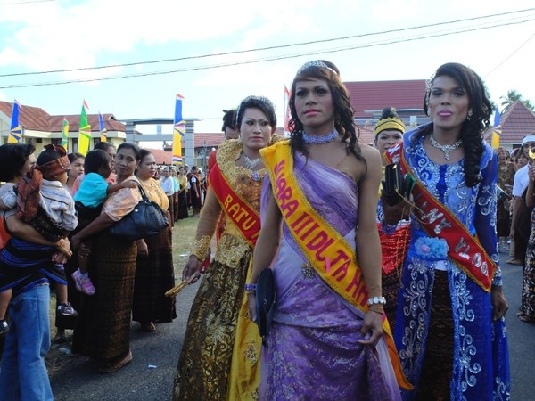 Lenggak-lenggok Para Waria di Festival Danau Kelimutu