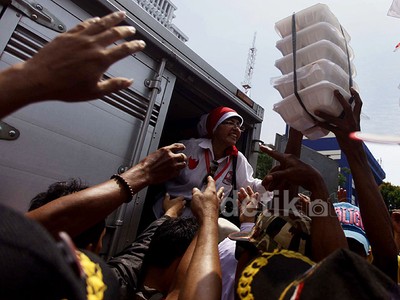Pendukung Prabowo Berebut Nasi Kotak