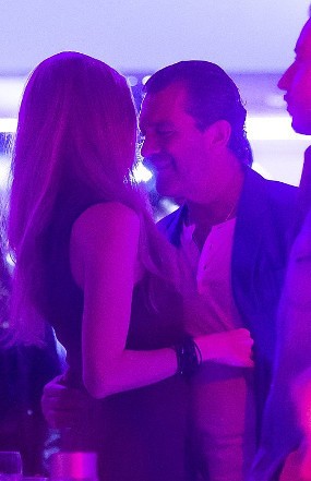 Dua Bulan Pasca Cerai, Antonio Banderas Mesra dengan Wanita Lain