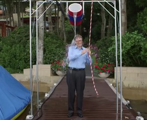 Brrrr... Demi Amal, Bill Gates Rela Diguyur Air Es