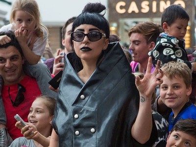 Lady Gaga Gotik Nyentrik di Australia