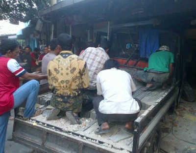 Pikap Tabrak Warung, Sarno Tewas Saat Minum Kopi
