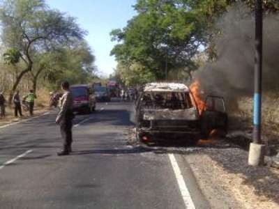 Mobil Travel Muat Kerajinan Bali Hangus Terbakar di Kawasan Hutan Baluran