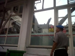 Atap Circle K Ambruk, Delapan Pengunjung yang Nobar Persib Jadi Korban