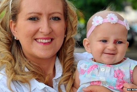 Ibu Ini Ditegur Gara-gara Menyusui Bayinya di Pinggir Kolam Renang