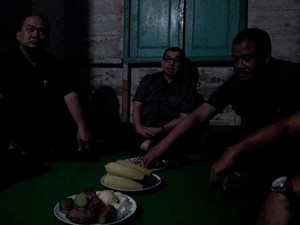 Renovasi Rumah Warga Miskin, Mensos Salim pun Menginap di Lereng Gunung Slamet