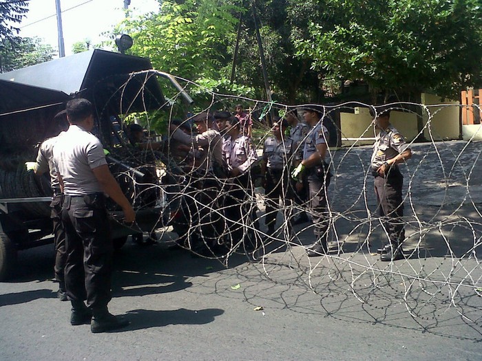 Jelang Putusan MK, Polisi Pasang Kawat Berduri di KPU Jateng