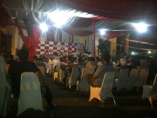 Tunggu Putusan MK, Pendukung Prabowo Berdendang Ria di Rumah Polonia