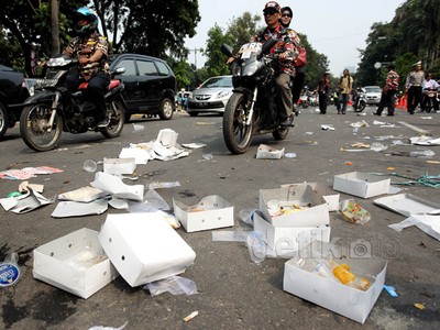 Pendukung Prabowo-Hatta Tinggalkan Sampah
