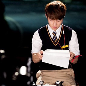 Begini Gaya D.O EXO di Balik Layar Drama Its Ok, Its Love