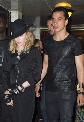 Selisih Usia 30 Tahun, Madonna Ingatkan Kekasih pada Sosok Ibu