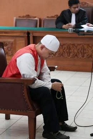 Dengarkan Tuntutan, Guntur Bumi Tertunduk dan Komat-Kamit