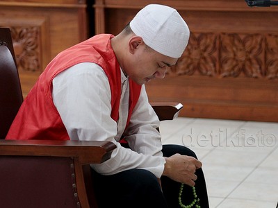 Dituntut 4 Bulan Penjara, Guntur Bumi Tertunduk