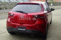 Perubahan juga terjadi di bagian belakang Mazda2. Buntutnya lebih sporty dengan desain baru.