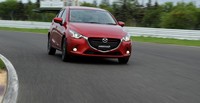 Seperti seekor Cheetah yang tengah berburu mangsanya, begitu penampakan Mazda2 yang tengah menerkam tikungan ini. (dok Istimewa-Mazda)