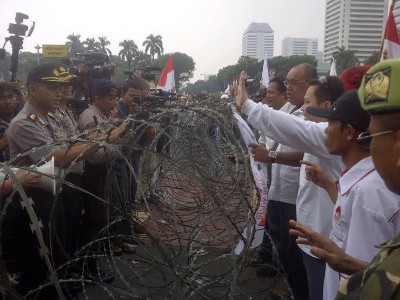 Kapolres Jakpus Halau Massa yang Merangsek ke MK