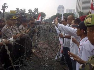 Peluru Gas Air Mata Polisi Jatuh, Asap Mengepul di Patung Kuda