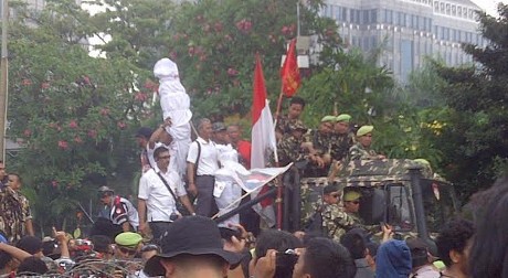 Hiiii! Ada Pocong di Demo Massa Prabowo