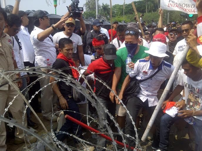 Massa Prabowo-Hatta Ratakan Separuh Kawat Duri, Polisi Rapatkan Barisan