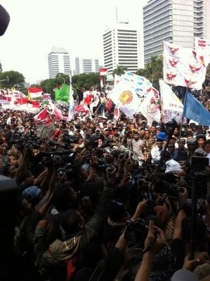 Kawat Duri Jebol, Massa Prabowo dan Polisi Saling Dorong