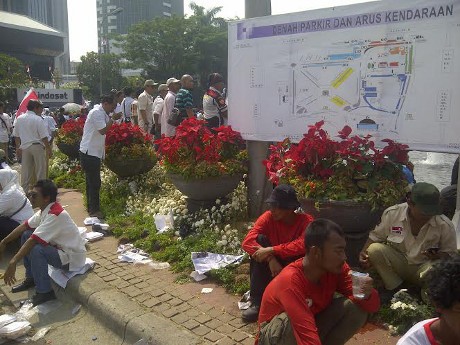 Taman Air Mancur Patung Kuda Jadi Korban Massa