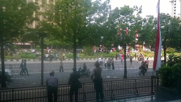 Polisi Tembakkan Gas Air Mata, Massa di Patung Kuda Kabur Hingga Thamrin