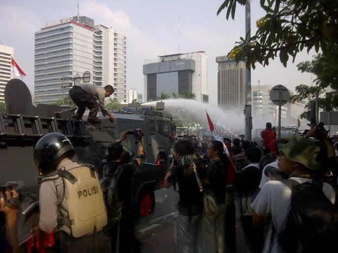 Dipukul Mundur, Massa Prabowo Lempari Polisi dengan Batu