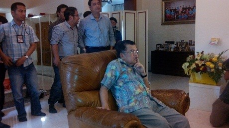 JK Serius Pantau Kericuhan Demonstran Prabowo-Hatta Lewat TV