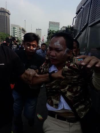 Usai Dibubarkan Polisi, Massa Ikuti Sidang MK Lewat Siaran Radio