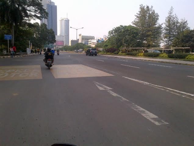 Sore Jam Pulang Kantor, Arus Lalu Lintas di Sudirman dan Senayan Sepi Sekali