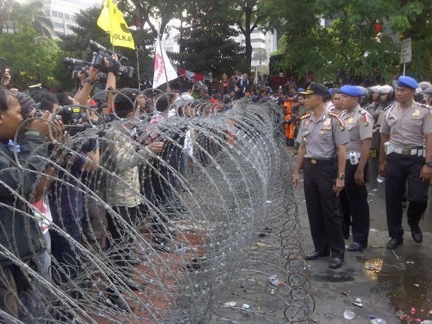 Polisi Pasang Pagar Duri yang Tadi Dirusak, Massa Prabowo Kembali Berdemo