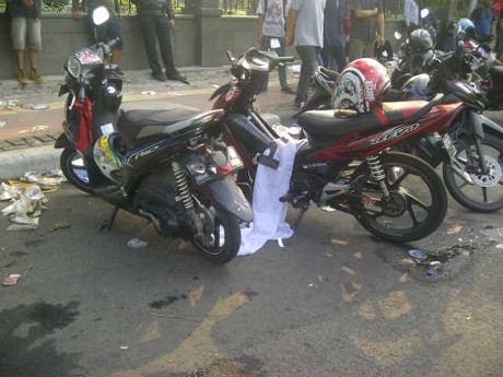 Ditubruk Massa Prabowo, Motor yang Terparkir di Patung Kuda Rusak