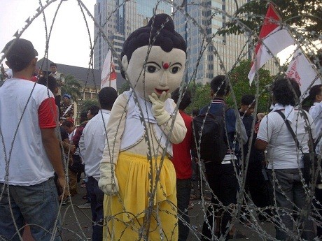 Bawa Bendera Golkar, Boneka Krisna Ini Ikut Demo Bareng Massa Prabowo