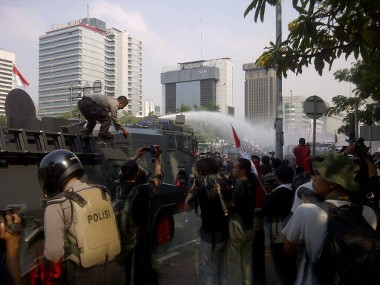 Polisi Bubarkan Paksa Demonstran karena Memaksa Maju ke MK