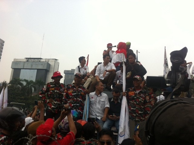 Camelia Malik dan Jaja Miharja Orasi, Massa Prabowo Coba Tabrak Kawat Duri