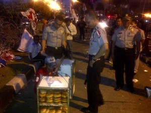Nyam! Kapolres Jakpus Borong Donat untuk Anak Buahnya yang Kelelahan Jaga Demo