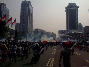 Polisi Semprotkan Water Cannon, Seorang Ibu Pendemo Pingsan