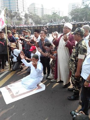 Dipukul Mundur, Pendukung Prabowo Berdoa di Depan Patung Kuda