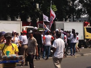 Ambil Makan Siang, Pendukung Prabowo Antre Panjang di Samping Gedung BI